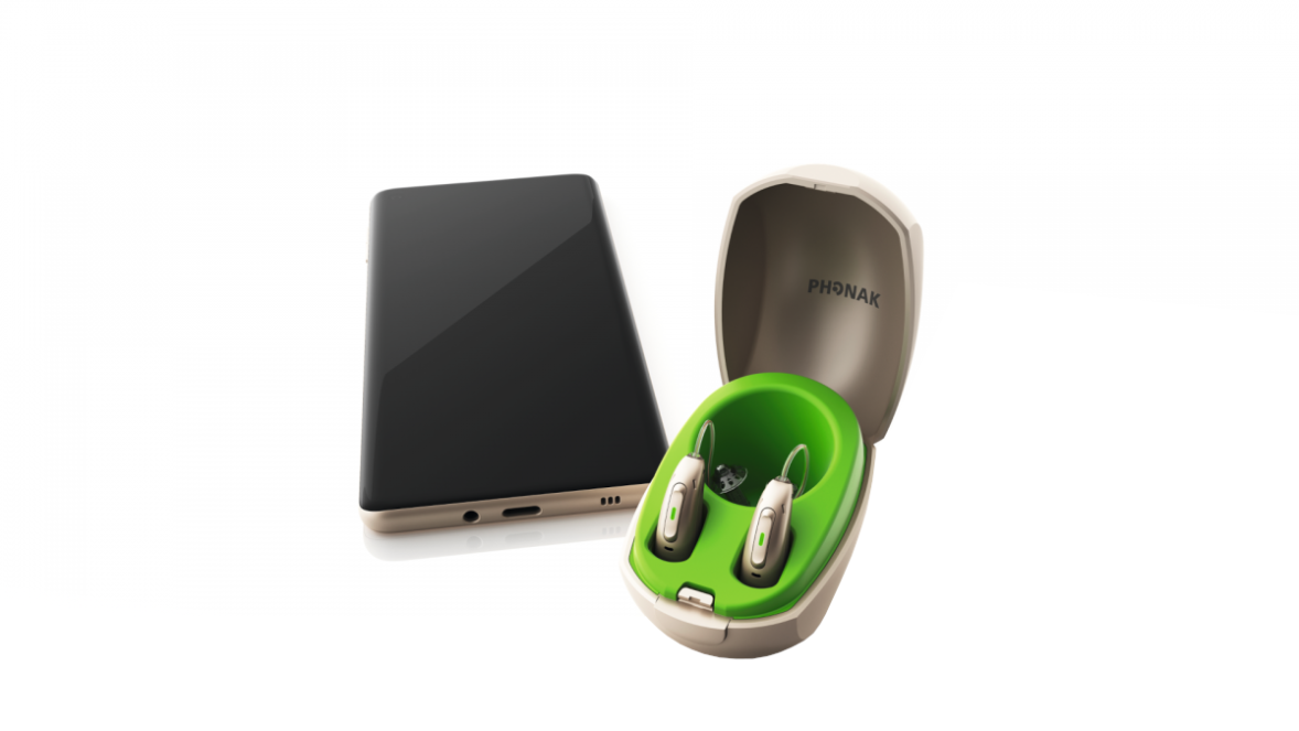 Phonak Hörgerät mit Ladestation und Smartphone
